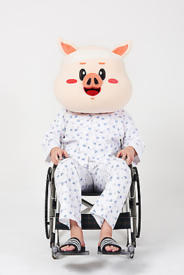 포토 JPG 스튜디오촬영 전신 남자 실내 병원 한명 사람 앉기 20대 성인 앞모습 고통 한국인 환자 돼지띠 돼지 수술 질병 휠체어 흰배경 붕대 돼지캐릭터 환자복 동물탈 인형탈 입원 재활 성인남자한명만 기해년 아프리카돼지열병 국내포토 1 옷 감정 뷰포인트 동물캐릭터 백그라운드 포유류 의학 모션 동양인 청년 내부 치료 흰색 십이지신 탈 남자한명만 성인남자만 파일형식 2019년 돼지전염병