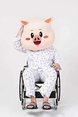 포토 JPG 스튜디오촬영 전신 남자 실내 병원 한명 사람 앉기 20대 성인 앞모습 고통 한국인 환자 돼지띠 돼지 수술 질병 휠체어 흰배경 붕대 돼지캐릭터 환자복 동물탈 인형탈 입원 재활 성인남자한명만 기해년 국내포토 1 옷 감정 뷰포인트 동물캐릭터 백그라운드 포유류 의학 모션 동양인 청년 내부 치료 흰색 십이지신 탈 남자한명만 성인남자만 파일형식 2019년