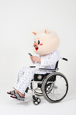 포토 JPG 스튜디오촬영 전신 응시 남자 실내 병원 한명 사람 앉기 20대 성인 옆모습 스마트폰 고통 한국인 환자 돼지띠 돼지 수술 질병 휠체어 흰배경 붕대 돼지캐릭터 환자복 동물탈 인형탈 입원 재활 성인남자한명만 기해년 국내포토 1 시선 옷 감정 뷰포인트 동물캐릭터 포유류 의학 모션 동양인 청년 내부 치료 핸드폰 스마트기기 흰색 십이지신 탈 남자한명만 성인남자만 파일형식 2019년 동물 캐릭터 컬러 가면 인종 전자제품 연도 남자만 성인만