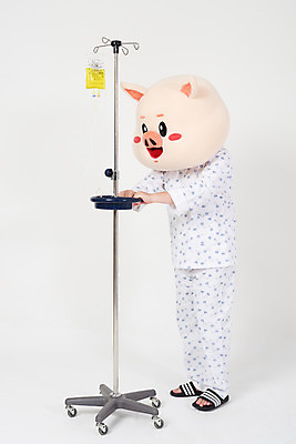 포토 JPG 스튜디오촬영 전신 남자 실내 병원 한명 사람 20대 성인 옆모습 걷기 한국인 환자 돼지띠 돼지 질병 링거 흰배경 돼지캐릭터 환자복 동물탈 인형탈 입원 재활 힘듦 성인남자한명만 기해년 아프리카돼지열병 국내포토 1 옷 뷰포인트 동물캐릭터 백그라운드 컨셉 포유류 의학 의료기기 모션 동양인 청년 내부 치료 흰색 십이지신 탈 남자한명만 성인남자만 파일형식 2019년 돼지전염병