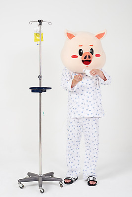 포토 JPG 스튜디오촬영 전신 남자 실내 병원 한명 사람 20대 성인 앞모습 약 고통 한국인 환자 돼지띠 돼지 수술 약병 질병 링거 흰배경 돼지캐릭터 환자복 동물탈 인형탈 입원 재활 성인남자한명만 기해년 아프리카돼지열병 국내포토 1 옷 감정 뷰포인트 동물캐릭터 백그라운드 포유류 의학 의료기기 동양인 청년 내부 치료 흰색 십이지신 탈 병_담는 남자한명만 성인남자만 파일형식 2019년 돼지전염병