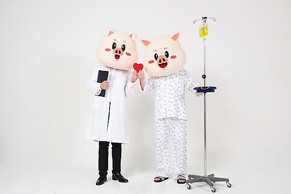 포토 JPG 스튜디오촬영 전신 남자 함께함 실내 병원 사랑 들기 사람 20대 성인 두명 앞모습 고통 한국인 환자 의사 하트 돼지띠 돼지 수술 질병 링거 흰배경 돼지캐릭터 환자복 동물탈 서류판 인형탈 입원 재활 성인남자만 기해년 국내포토 모양 옷 감정 뷰포인트 동물캐릭터 백그라운드 컨셉 포유류 의학 의료기기 모션 동양인 청년 내부 치료 사무용품 의료진 흰색 십이지신 탈 남자만 성인만 파일형식 2019년