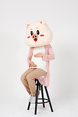 포토 JPG 스튜디오촬영 전신 여자 의자 실내 한명 사람 앉기 20대 성인 옆모습 임산부 임신 만지기 한국인 돼지띠 돼지 출산 배 흰배경 태교 돼지캐릭터 동물탈 인형탈 복부 성인여자한명만 기해년 국내포토 1 뷰포인트 동물캐릭터 가구 백그라운드 포유류 모션 동양인 청년 내부 신체부위 흰색 십이지신 탈 여자한명만 성인여자만 파일형식 2019년 동물 캐릭터 컬러 생활용품 가면 인종 연도 여자만 성인만 오브젝트