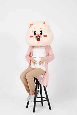포토 JPG 스튜디오촬영 전신 여자 의자 실내 한명 사람 앉기 20대 성인 옆모습 임산부 임신 만지기 한국인 돼지띠 돼지 출산 흰배경 태교 돼지캐릭터 동물탈 인형탈 복부 성인여자한명만 기해년 국내포토 1 뷰포인트 동물캐릭터 가구 백그라운드 포유류 모션 동양인 청년 내부 신체부위 흰색 십이지신 탈 여자한명만 성인여자만 파일형식 2019년