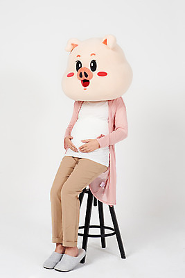 포토 JPG 스튜디오촬영 전신 여자 의자 실내 한명 사람 앉기 20대 성인 옆모습 임산부 임신 만지기 한국인 돼지띠 돼지 출산 흰배경 태교 돼지캐릭터 동물탈 인형탈 복부 성인여자한명만 기해년 국내포토 1 뷰포인트 동물캐릭터 가구 백그라운드 포유류 모션 동양인 청년 내부 신체부위 흰색 십이지신 탈 여자한명만 성인여자만 파일형식 2019년
