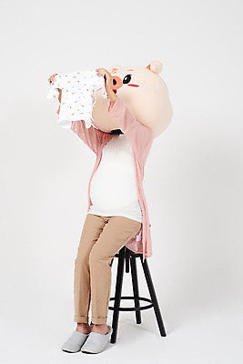 포토 JPG 스튜디오촬영 전신 여자 의자 실내 한명 들기 사람 앉기 20대 성인 옆모습 희망 임산부 임신 한국인 돼지띠 돼지 출산 흰배경 돼지캐릭터 유아복 설레임 교감 동물탈 인형탈 성인여자한명만 기해년 국내포토 1 옷 감정 뷰포인트 동물캐릭터 가구 백그라운드 포유류 모션 동양인 청년 내부 아기용품 흰색 십이지신 탈 여자한명만 성인여자만 파일형식 2019년