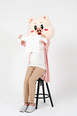 포토 JPG 스튜디오촬영 전신 여자 의자 실내 한명 들기 사람 앉기 20대 성인 옆모습 희망 임산부 임신 한국인 돼지띠 돼지 출산 흰배경 돼지캐릭터 유아복 설레임 동물탈 인형탈 성인여자한명만 기해년 국내포토 1 옷 감정 뷰포인트 동물캐릭터 가구 백그라운드 포유류 모션 동양인 청년 내부 아기용품 흰색 십이지신 탈 여자한명만 성인여자만 파일형식 2019년