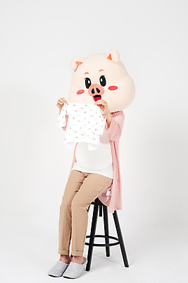 포토 JPG 스튜디오촬영 전신 여자 의자 실내 한명 들기 사람 앉기 20대 성인 옆모습 희망 임산부 임신 한국인 육아 돼지띠 돼지 출산 흰배경 돼지캐릭터 유아복 설레임 동물탈 인형탈 성인여자한명만 기해년 국내포토 1 옷 감정 뷰포인트 동물캐릭터 가구 백그라운드 포유류 모션 동양인 청년 내부 아기용품 흰색 십이지신 탈 여자한명만 성인여자만 파일형식 2019년 동물 캐릭터 컬러 생활용품 가면 인종 연도 오브젝트 여자만 성인만