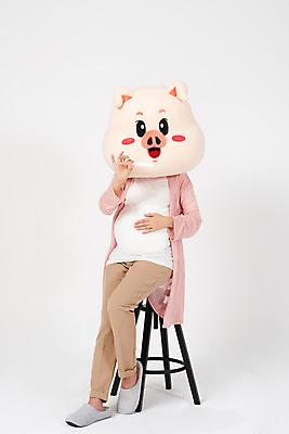 포토 JPG 스튜디오촬영 전신 여자 의자 실내 한명 사람 앉기 20대 성인 앞모습 임산부 임신 한국인 육아 돼지띠 돼지 출산 흰배경 돼지캐릭터 동물탈 인형탈 임신테스트기 성인여자한명만 기해년 국내포토 1 뷰포인트 동물캐릭터 가구 백그라운드 포유류 모션 동양인 청년 내부 흰색 십이지신 의료용품 탈 여자한명만 성인여자만 파일형식 2019년