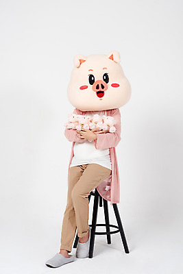 포토 JPG 스튜디오촬영 전신 여자 의자 안기 실내 한명 사람 앉기 20대 성인 앞모습 임산부 임신 한국인 육아 돼지띠 돼지 출산 흰배경 돼지캐릭터 동물탈 돼지인형 아기돼지 인형탈 성인여자한명만 기해년 국내포토 1 새끼 인형 뷰포인트 동물캐릭터 가구 백그라운드 포유류 모션 동양인 청년 내부 흰색 십이지신 탈 여자한명만 성인여자만 파일형식 2019년