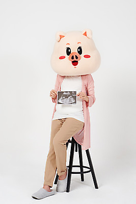 포토 JPG 스튜디오촬영 전신 여자 의자 실내 한명 사람 앉기 20대 성인 앞모습 임산부 임신 한국인 육아 돼지띠 돼지 출산 흰배경 돼지캐릭터 태아 동물탈 인형탈 초음파사진 성인여자한명만 기해년 국내포토 1 뷰포인트 동물캐릭터 가구 백그라운드 포유류 모션 동양인 청년 내부 흰색 십이지신 탈 여자한명만 성인여자만 파일형식 2019년