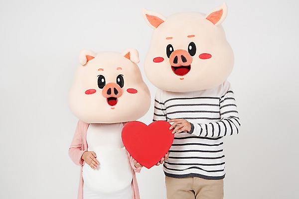포토 JPG 스튜디오촬영 부부 여자 남자 실내 사랑 들기 사람 상반신 20대 성인 두명 앞모습 임산부 임신 한국인 육아 하트 돼지띠 돼지 출산 흰배경 돼지캐릭터 동물탈 인형탈 성인만 기해년 국내포토 모양 커플 감정 뷰포인트 동물캐릭터 백그라운드 포유류 모션 동양인 청년 내부 흰색 십이지신 탈 파일형식 2019년