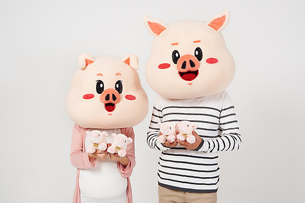 포토 JPG 스튜디오촬영 부부 여자 남자 실내 들기 사람 상반신 20대 성인 두명 앞모습 임산부 임신 한국인 육아 돼지띠 돼지 출산 흰배경 돼지캐릭터 동물탈 돼지인형 아기돼지 인형탈 성인만 기해년 국내포토 커플 새끼 인형 뷰포인트 동물캐릭터 백그라운드 포유류 모션 동양인 청년 내부 흰색 십이지신 탈 파일형식 2019년