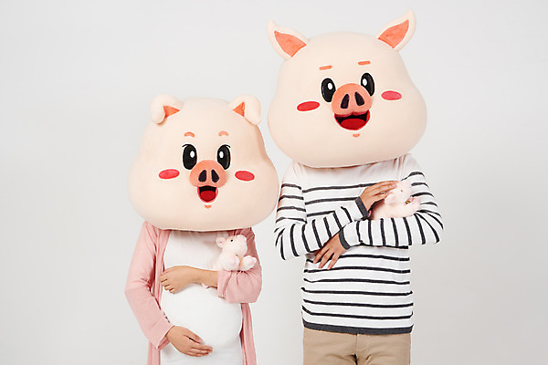 포토 JPG 스튜디오촬영 여자 남자 안기 실내 사람 상반신 20대 성인 두명 앞모습 임산부 임신 한국인 육아 돼지띠 돼지 출산 스킨십 흰배경 돼지캐릭터 동물탈 돼지인형 아기돼지 인형탈 성인만 기해년 국내포토 새끼 인형 뷰포인트 동물캐릭터 백그라운드 포유류 모션 동양인 청년 내부 흰색 십이지신 탈 파일형식 2019년