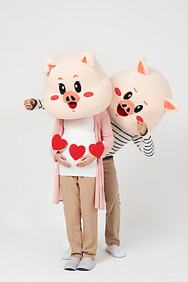 포토 JPG 스튜디오촬영 전신 부부 여자 남자 실내 사랑 사람 20대 성인 두명 앞모습 임산부 한국인 육아 하트 돼지띠 돼지 출산 흰배경 돼지캐릭터 가랜드 동물탈 인형탈 성인만 기해년 국내포토 모양 커플 감정 뷰포인트 동물캐릭터 백그라운드 포유류 동양인 청년 내부 임신 흰색 십이지신 파티용품 탈 파일형식 2019년