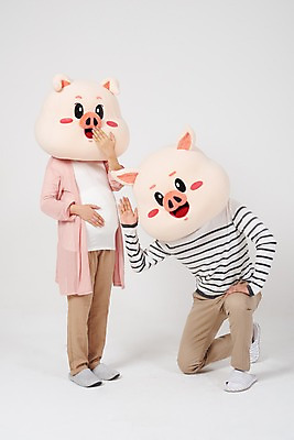 포토 JPG 스튜디오촬영 전신 부부 여자 남자 실내 서기 사람 앉기 20대 성인 두명 앞모습 소리 임산부 임신 듣기 한국인 육아 돼지띠 돼지 출산 흰배경 돼지캐릭터 태아 동물탈 인형탈 태동 성인만 기해년 국내포토 커플 뷰포인트 동물캐릭터 백그라운드 포유류 모션 동양인 청년 내부 흰색 십이지신 탈 파일형식 2019년