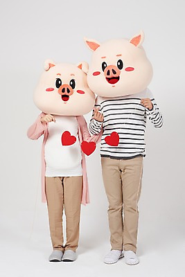 포토 JPG 스튜디오촬영 전신 부부 여자 남자 실내 서기 들기 사람 20대 성인 두명 앞모습 임산부 임신 한국인 육아 하트 돼지띠 돼지 출산 흰배경 돼지캐릭터 가랜드 동물탈 인형탈 성인만 기해년 국내포토 모양 커플 뷰포인트 동물캐릭터 백그라운드 포유류 모션 동양인 청년 내부 흰색 십이지신 파티용품 탈 파일형식 2019년