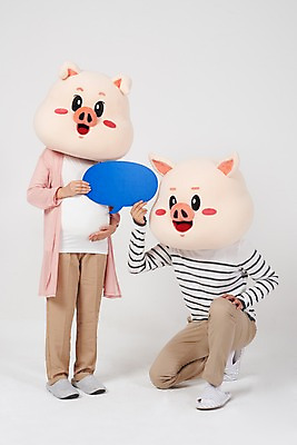포토 JPG 스튜디오촬영 전신 부부 여자 남자 말풍선 실내 서기 들기 사람 앉기 20대 성인 두명 앞모습 임산부 임신 한국인 육아 돼지띠 돼지 출산 흰배경 돼지캐릭터 동물탈 인형탈 성인만 기해년 국내포토 커플 뷰포인트 동물캐릭터 백그라운드 포유류 모션 동양인 청년 내부 흰색 십이지신 탈 파일형식 2019년