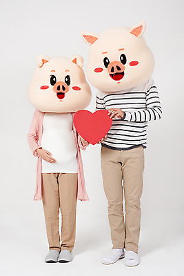 포토 JPG 스튜디오촬영 전신 부부 여자 남자 실내 사랑 사람 20대 성인 두명 앞모습 임산부 임신 한국인 육아 하트 돼지띠 돼지 출산 흰배경 돼지캐릭터 동물탈 인형탈 성인만 기해년 국내포토 모양 커플 감정 뷰포인트 동물캐릭터 백그라운드 포유류 동양인 청년 내부 흰색 십이지신 탈 파일형식 2019년