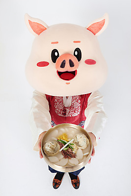 포토 JPG 스튜디오촬영 전신 명절 남자 실내 한명 사람 20대 성인 앞모습 하이앵글 설날 한국인 돼지띠 돼지 한복 손내밀기 흰배경 떡국 해피뉴이어 돼지캐릭터 동물탈 인형탈 성인남자한명만 기해년 국내포토 1 한국전통 전통 기념일 한식 뷰포인트 동물캐릭터 백그라운드 포유류 동양인 손짓 청년 내부 전통음식 새해인사 흰색 십이지신 전통의상 탈 남자한명만 성인남자만 파일형식 2019년