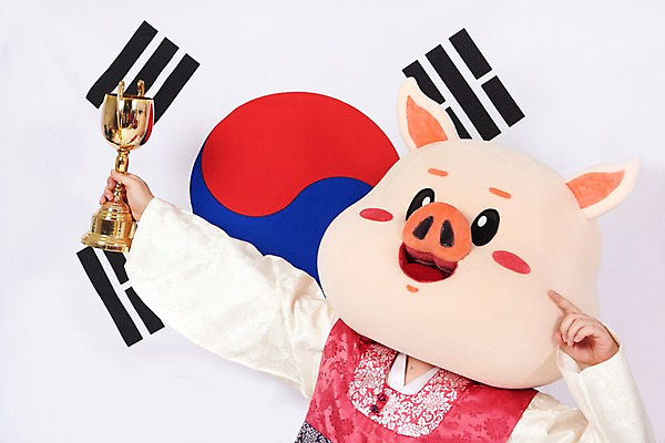 포토 JPG 스튜디오촬영 명절 기념일 남자 포즈 실내 한명 들기 사람 상반신 20대 성인 앞모습 한국인 돼지띠 돼지 태극기 한복 트로피 흰배경 돼지캐릭터 동물탈 세레모니 인형탈 성인남자한명만 국내포토 1 한국전통 전통 뷰포인트 동물캐릭터 백그라운드 포유류 모션 동양인 이벤트 청년 내부 흰색 십이지신 국기 전통의상 상_우승 탈 남자한명만 성인남자만 파일형식