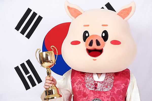 포토 JPG 스튜디오촬영 명절 기념일 남자 실내 한명 들기 사람 상반신 20대 성인 앞모습 한국인 돼지띠 돼지 태극기 한복 트로피 흰배경 돼지캐릭터 동물탈 인형탈 성인남자한명만 기해년 국내포토 1 한국전통 전통 뷰포인트 동물캐릭터 백그라운드 포유류 모션 동양인 이벤트 청년 내부 흰색 십이지신 국기 전통의상 상_우승 탈 남자한명만 성인남자만 파일형식 2019년