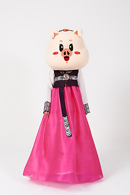 포토 JPG 스튜디오촬영 전신 여자 명절 실내 한명 사람 20대 성인 앞모습 설날 추석 한국인 돼지띠 돼지 한복 흰배경 해피뉴이어 돼지캐릭터 동물탈 인형탈 치맛자락 성인여자한명만 기해년 국내포토 1 한국전통 전통 기념일 뷰포인트 동물캐릭터 백그라운드 포유류 동양인 청년 내부 치마 새해인사 흰색 십이지신 전통의상 탈 여자한명만 성인여자만 파일형식 2019년