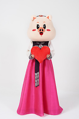 포토 JPG 스튜디오촬영 전신 여자 명절 실내 사랑 한명 서기 들기 사람 20대 성인 앞모습 설날 추석 한국인 하트 돼지띠 돼지 한복 흰배경 해피뉴이어 돼지캐릭터 동물탈 인형탈 성인여자한명만 기해년 국내포토 모양 1 한국전통 전통 기념일 감정 뷰포인트 동물캐릭터 백그라운드 포유류 모션 동양인 청년 내부 새해인사 흰색 십이지신 전통의상 탈 여자한명만 성인여자만 파일형식 2019년