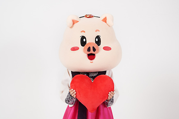 포토 JPG 스튜디오촬영 여자 명절 실내 한명 들기 사람 상반신 20대 성인 앞모습 설날 추석 한국인 하트 돼지띠 돼지 한복 흰배경 해피뉴이어 돼지캐릭터 동물탈 인형탈 성인여자한명만 기해년 국내포토 모양 1 한국전통 전통 기념일 뷰포인트 동물캐릭터 백그라운드 포유류 모션 동양인 청년 내부 새해인사 흰색 십이지신 전통의상 탈 여자한명만 성인여자만 파일형식 2019년