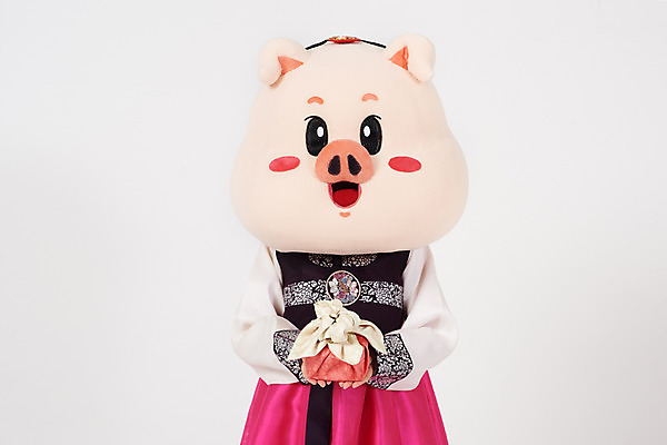 포토 JPG 스튜디오촬영 여자 명절 실내 한명 들기 사람 상반신 20대 성인 앞모습 설날 추석 한국인 돼지띠 돼지 한복 흰배경 해피뉴이어 돼지캐릭터 선물꾸러미 동물탈 새해선물 인형탈 추석선물 성인여자한명만 기해년 설선물 국내포토 1 한국전통 전통 기념일 뷰포인트 동물캐릭터 백그라운드 포유류 모션 새해 선물 동양인 청년 내부 새해인사 흰색 십이지신 전통의상 탈 여자한명만 성인여자만 파일형식 2019년 명절선물