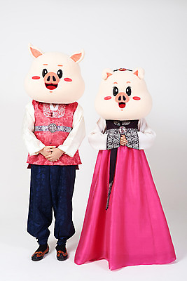 포토 JPG 스튜디오촬영 전신 부부 커플 여자 명절 남자 실내 서기 사람 20대 성인 두명 앞모습 설날 추석 한국인 인사 돼지띠 돼지 한복 흰배경 해피뉴이어 돼지캐릭터 손모으기 동물탈 인형탈 성인만 기해년 국내포토 한국전통 전통 기념일 뷰포인트 동물캐릭터 백그라운드 포유류 관계 모션 동양인 손짓 청년 내부 새해인사 흰색 십이지신 예절 전통의상 탈 파일형식 2019년