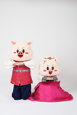 포토 JPG 스튜디오촬영 전신 부부 커플 여자 명절 남자 실내 사람 20대 성인 두명 앞모습 설날 추석 한국인 인사 돼지띠 돼지 절 한복 흰배경 해피뉴이어 돼지캐릭터 동물탈 인형탈 성인만 기해년 국내포토 한국전통 전통 기념일 뷰포인트 동물캐릭터 백그라운드 포유류 관계 동양인 청년 내부 새해인사 흰색 십이지신 예절 전통의상 탈 파일형식 2019년