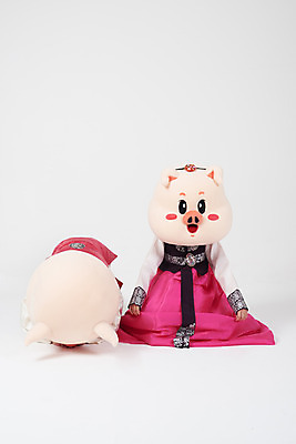 포토 JPG 스튜디오촬영 전신 부부 커플 여자 명절 남자 실내 사람 20대 성인 두명 앞모습 설날 추석 한국인 인사 돼지띠 돼지 절 한복 흰배경 해피뉴이어 돼지캐릭터 동물탈 인형탈 성인만 기해년 국내포토 한국전통 전통 기념일 뷰포인트 동물캐릭터 백그라운드 포유류 관계 동양인 청년 내부 새해인사 흰색 십이지신 예절 전통의상 탈 파일형식 2019년