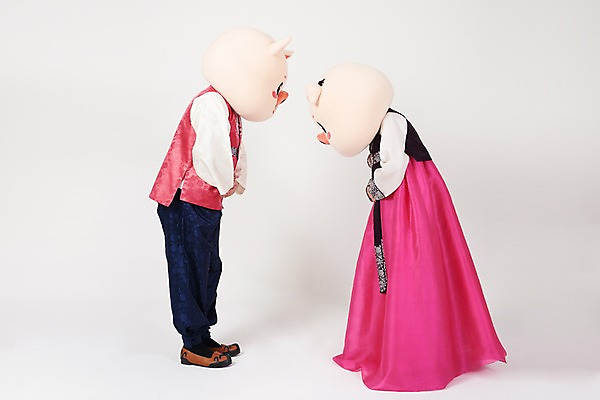 포토 JPG 스튜디오촬영 전신 부부 커플 여자 명절 남자 실내 사람 20대 성인 두명 옆모습 설날 마주보기 추석 한국인 인사 돼지띠 돼지 한복 흰배경 해피뉴이어 돼지캐릭터 동물탈 인형탈 성인만 기해년 국내포토 한국전통 전통 기념일 뷰포인트 동물캐릭터 백그라운드 포유류 관계 모션 동양인 청년 내부 새해인사 흰색 십이지신 예절 전통의상 탈 파일형식 2019년