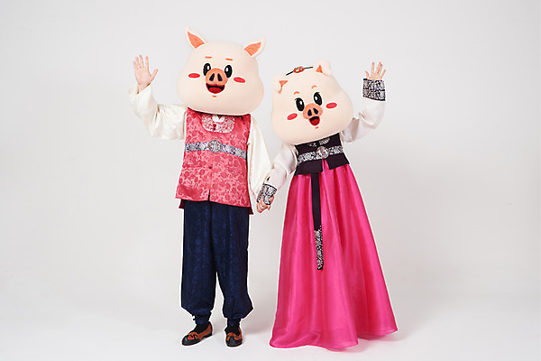 포토 JPG 스튜디오촬영 전신 부부 커플 여자 명절 남자 실내 사람 20대 성인 두명 앞모습 설날 손들기 추석 손잡기 한국인 인사 돼지띠 돼지 한복 흰배경 해피뉴이어 돼지캐릭터 동물탈 인형탈 성인만 기해년 국내포토 한국전통 전통 기념일 뷰포인트 동물캐릭터 백그라운드 포유류 관계 모션 동양인 청년 내부 새해인사 흰색 십이지신 예절 전통의상 탈 파일형식 2019년