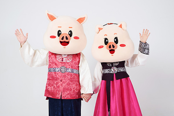 포토 JPG 스튜디오촬영 부부 커플 여자 명절 남자 실내 사람 상반신 20대 성인 두명 앞모습 설날 손들기 추석 손잡기 한국인 인사 돼지띠 돼지 한복 흰배경 해피뉴이어 돼지캐릭터 동물탈 인형탈 성인만 기해년 국내포토 한국전통 전통 기념일 뷰포인트 동물캐릭터 백그라운드 포유류 관계 모션 동양인 청년 내부 새해인사 흰색 십이지신 예절 전통의상 탈 파일형식 2019년