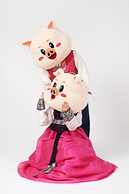 포토 JPG 스튜디오촬영 전신 부부 커플 응시 여자 명절 남자 실내 서기 사람 앉기 20대 성인 두명 앞모습 설날 추석 한국인 돼지띠 돼지 한복 수줍음 흰배경 해피뉴이어 돼지캐릭터 동물탈 인형탈 성인만 기해년 국내포토 한국전통 전통 시선 기념일 감정 뷰포인트 동물캐릭터 백그라운드 포유류 관계 모션 동양인 청년 내부 새해인사 흰색 십이지신 전통의상 탈 파일형식 2019년