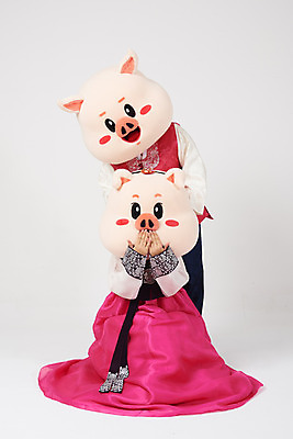포토 JPG 스튜디오촬영 전신 부부 커플 여자 명절 남자 실내 서기 사람 앉기 20대 성인 두명 앞모습 설날 추석 한국인 돼지띠 돼지 한복 흰배경 해피뉴이어 돼지캐릭터 손모으기 동물탈 인형탈 성인만 기해년 국내포토 한국전통 전통 기념일 뷰포인트 동물캐릭터 백그라운드 포유류 관계 모션 동양인 손짓 청년 내부 새해인사 흰색 십이지신 전통의상 탈 파일형식 2019년