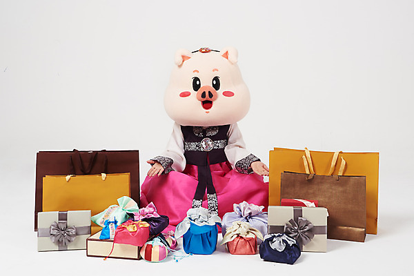 포토 JPG 스튜디오촬영 전신 여자 명절 복주머니 실내 선물 한명 사람 앉기 손짓 20대 성인 앞모습 선물상자 설날 쇼핑백 추석 한국인 돼지띠 돼지 한복 흰배경 해피뉴이어 돼지캐릭터 동물탈 새해선물 인형탈 추석선물 성인여자한명만 기해년 설선물 국내포토 1 한국전통 전통 기념일 뷰포인트 동물캐릭터 백그라운드 가방 포유류 모션 새해 전통소품 동양인 청년 내부 상자 새해인사 흰색 십이지신 전통의상 탈 여자한명만 성인여자만 파일형식 2019년 명절선물