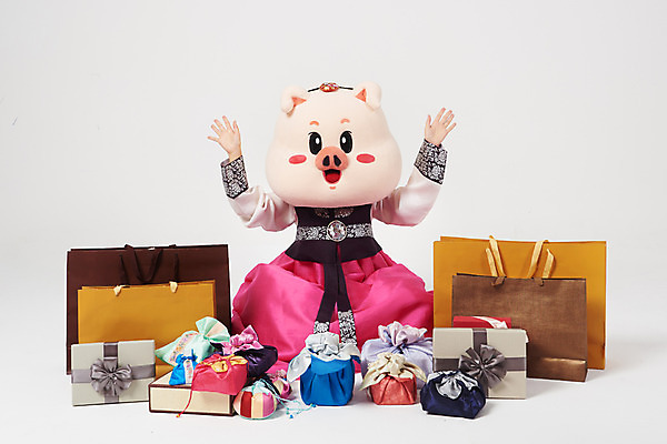 포토 JPG 스튜디오촬영 전신 여자 명절 복주머니 실내 선물 한명 사람 앉기 20대 성인 앞모습 선물상자 쇼핑 설날 쇼핑백 손들기 추석 한국인 돼지띠 돼지 한복 즐거움 흰배경 해피뉴이어 돼지캐릭터 동물탈 새해선물 인형탈 추석선물 성인여자한명만 기해년 설선물 국내포토 1 한국전통 전통 기념일 감정 뷰포인트 동물캐릭터 백그라운드 가방 포유류 모션 새해 전통소품 동양인 청년 내부 상자 새해인사 흰색 십이지신 전통의상 탈 여자한명만 성인여자만 파일형식 2019년 명절선물