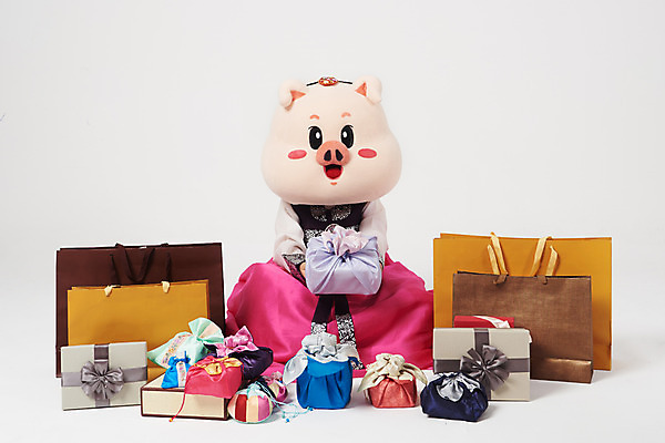 포토 JPG 스튜디오촬영 전신 여자 명절 복주머니 실내 한명 들기 사람 앉기 20대 성인 앞모습 선물상자 쇼핑 설날 쇼핑백 추석 한국인 돼지띠 돼지 한복 흰배경 해피뉴이어 돼지캐릭터 보여주기 선물꾸러미 동물탈 새해선물 인형탈 추석선물 성인여자한명만 기해년 설선물 국내포토 1 한국전통 전통 기념일 뷰포인트 동물캐릭터 백그라운드 가방 포유류 모션 새해 전통소품 선물 동양인 청년 내부 상자 새해인사 흰색 십이지신 전통의상 탈 여자한명만 성인여자만 파일형식 2019년 명절선물