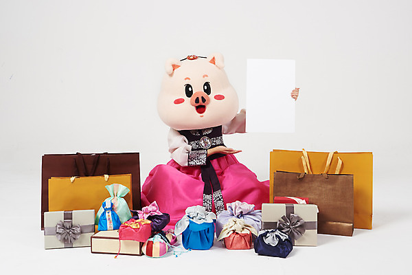 포토 JPG 스튜디오촬영 전신 배너 여자 명절 사각프레임 복주머니 실내 선물 한명 사람 앉기 손짓 20대 성인 앞모습 선물상자 쇼핑 설날 쇼핑백 추석 한국인 돼지띠 돼지 한복 흰배경 해피뉴이어 돼지캐릭터 동물탈 새해선물 인형탈 추석선물 성인여자한명만 기해년 설선물 국내포토 1 한국전통 전통 기념일 뷰포인트 동물캐릭터 백그라운드 가방 포유류 모션 새해 프레임 전통소품 동양인 청년 내부 상자 사각형 새해인사 흰색 십이지신 전통의상 탈 여자한명만 성인여자만 파일형식 2019년 명절선물