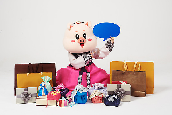 포토 JPG 스튜디오촬영 전신 여자 명절 말풍선 복주머니 실내 선물 한명 사람 앉기 20대 성인 앞모습 선물상자 쇼핑 설날 쇼핑백 추석 한국인 가리킴 돼지띠 돼지 한복 흰배경 해피뉴이어 돼지캐릭터 동물탈 새해선물 인형탈 추석선물 성인여자한명만 기해년 설선물 국내포토 1 한국전통 전통 기념일 뷰포인트 동물캐릭터 백그라운드 가방 포유류 모션 새해 전통소품 동양인 손짓 청년 내부 상자 새해인사 흰색 십이지신 전통의상 탈 여자한명만 성인여자만 파일형식 2019년 명절선물