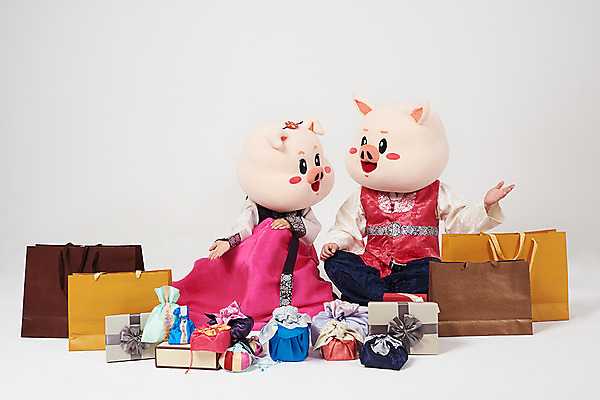 포토 JPG 스튜디오촬영 전신 부부 커플 여자 명절 남자 실내 선물 사람 앉기 손짓 20대 성인 두명 앞모습 선물상자 설날 쇼핑백 추석 기쁨 한국인 돼지띠 돼지 한복 흰배경 주기 해피뉴이어 돼지캐릭터 보여주기 나눔 선물꾸러미 동물탈 새해선물 인형탈 추석선물 성인만 기해년 설선물 국내포토 한국전통 전통 기념일 감정 뷰포인트 동물캐릭터 백그라운드 가방 포유류 관계 모션 새해 동양인 청년 내부 상자 새해인사 흰색 십이지신 전통의상 탈 파일형식 2019년 명절선물