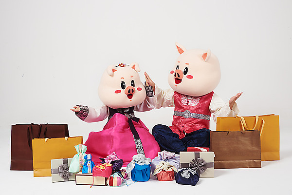 포토 JPG 스튜디오촬영 전신 부부 커플 여자 명절 남자 실내 선물 사람 앉기 20대 성인 두명 앞모습 선물상자 설날 쇼핑백 추석 기쁨 한국인 돼지띠 돼지 한복 즐거움 흰배경 주기 해피뉴이어 돼지캐릭터 나눔 선물꾸러미 동물탈 새해선물 인형탈 추석선물 성인만 기해년 설선물 국내포토 한국전통 전통 기념일 감정 뷰포인트 동물캐릭터 백그라운드 가방 포유류 관계 모션 새해 동양인 청년 내부 상자 새해인사 흰색 십이지신 전통의상 탈 파일형식 2019년 명절선물