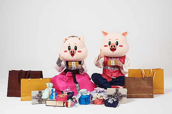 포토 JPG 스튜디오촬영 전신 부부 커플 여자 명절 남자 실내 선물 사람 앉기 20대 성인 두명 앞모습 선물상자 설날 쇼핑백 추석 기쁨 한국인 최고 돼지띠 돼지 한복 흰배경 주기 상품권 해피뉴이어 돼지캐릭터 나눔 선물꾸러미 동물탈 새해선물 인형탈 추석선물 성인만 기해년 설선물 국내포토 한국전통 전통 기념일 감정 뷰포인트 동물캐릭터 백그라운드 가방 포유류 관계 모션 새해 동양인 청년 내부 상자 새해인사 흰색 십이지신 전통의상 탈 파일형식 2019년 명절선물