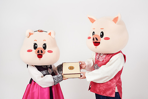 포토 JPG 스튜디오촬영 부부 커플 여자 명절 남자 실내 선물 사람 상반신 20대 성인 두명 옆모습 선물상자 설날 추석 기쁨 한국인 돼지띠 돼지 한복 흰배경 주기 해피뉴이어 돼지캐릭터 나눔 동물탈 새해선물 인형탈 추석선물 성인만 기해년 설선물 국내포토 한국전통 전통 기념일 감정 뷰포인트 동물캐릭터 백그라운드 포유류 관계 모션 새해 동양인 청년 내부 상자 새해인사 흰색 십이지신 전통의상 탈 파일형식 2019년 명절선물