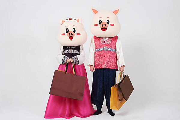 포토 JPG 스튜디오촬영 전신 부부 커플 여자 명절 남자 실내 선물 사람 20대 성인 두명 앞모습 쇼핑 설날 쇼핑백 추석 기쁨 한국인 돼지띠 돼지 한복 흰배경 주기 해피뉴이어 돼지캐릭터 나눔 동물탈 새해선물 인형탈 추석선물 성인만 기해년 설선물 국내포토 한국전통 전통 기념일 감정 뷰포인트 동물캐릭터 백그라운드 가방 포유류 관계 모션 새해 동양인 청년 내부 새해인사 흰색 십이지신 전통의상 탈 파일형식 2019년 명절선물