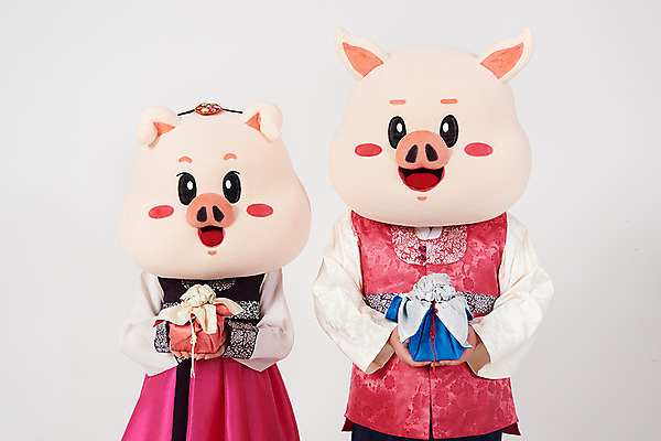 포토 JPG 스튜디오촬영 부부 커플 여자 명절 남자 실내 선물 들기 사람 상반신 20대 성인 두명 앞모습 설날 추석 기쁨 한국인 돼지띠 돼지 한복 흰배경 주기 해피뉴이어 돼지캐릭터 나눔 선물꾸러미 동물탈 새해선물 인형탈 추석선물 성인만 기해년 설선물 국내포토 한국전통 전통 기념일 감정 뷰포인트 동물캐릭터 백그라운드 포유류 관계 모션 새해 동양인 청년 내부 새해인사 흰색 십이지신 전통의상 탈 파일형식 2019년 명절선물