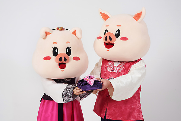 포토 JPG 스튜디오촬영 부부 커플 여자 명절 기념일 남자 실내 선물 사람 상반신 20대 성인 두명 앞모습 설날 추석 기쁨 한국인 돼지띠 돼지 한복 흰배경 주기 해피뉴이어 돼지캐릭터 나눔 동물탈 새해선물 인형탈 추석선물 성인만 기해년 설선물 국내포토 한국전통 전통 감정 뷰포인트 동물캐릭터 백그라운드 포유류 관계 모션 새해 동양인 이벤트 청년 내부 새해인사 흰색 십이지신 전통의상 탈 파일형식 2019년 명절선물